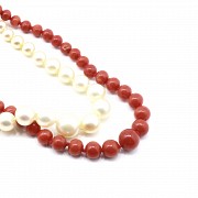 Necklace with two strands of pearls and corals, 18k gold clasp with 6.5x4 mm blue sapphire