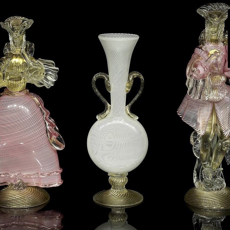 Pareja de venecianos y un jarrón de cristal, Murano, S.XX