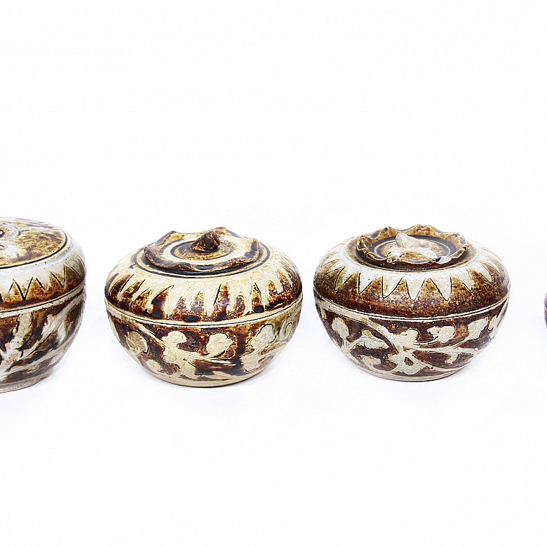 Lot of four ceramic boxes, Sawankhalok, XV-XVI centuries