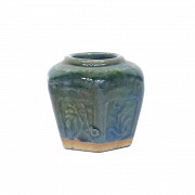 Pequeño jarrón de cerámica vidriada, China, s.XX