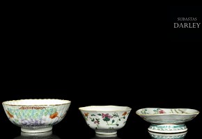 Lote con tres cuencos de porcelana esmaltada, S.XIX - XX