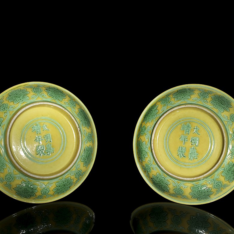 Pareja de platos, vidriados en amarillo y verde, con marca Jiajing
