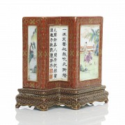 Bote de porcelana esmaltada y dorada, con marca Qianlong
