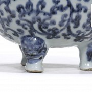 Chinese porcelain censer, 20th century