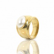 18k yellow gold and mother of pearl ring
