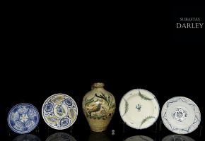 Cuatro platos y una jarra de cerámica, S.XIX
