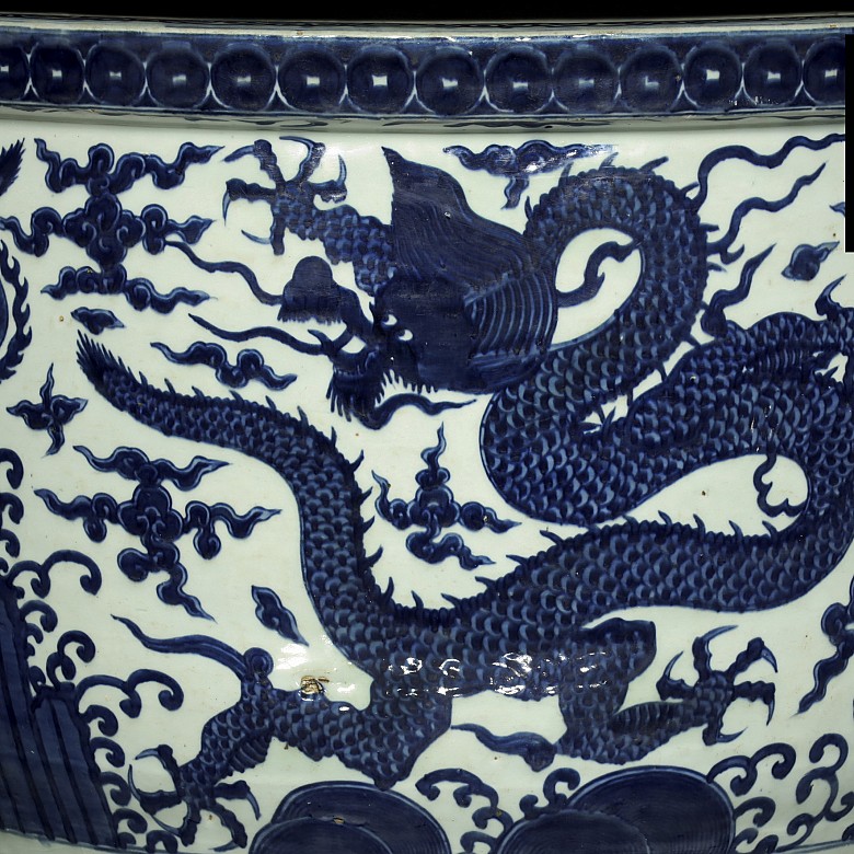 Gran pecera de dragón, azul y blanco, dinastía Ming, Longqing (1567 – 1572)