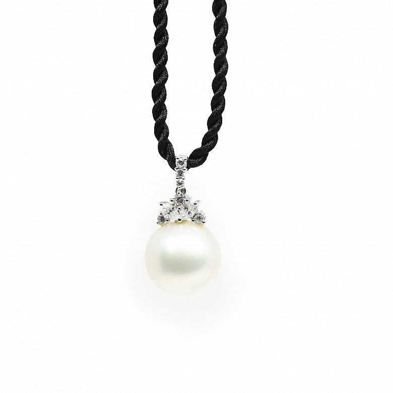 Gargantilla en oro blanco de 18k, con perla australiana y diamantes