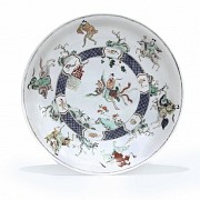 Large enameled porcelain plate, Qing dynasty.