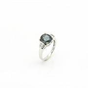 Ring with natural sapphire and diamonds in 18k white gold.