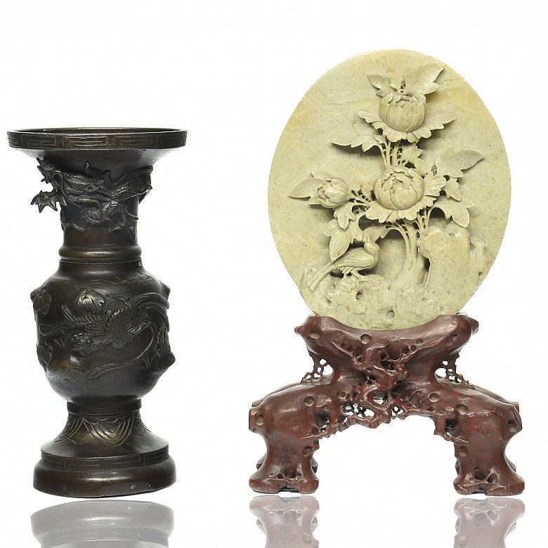 Dos objetos decorativos, bronce y piedra, S.XX