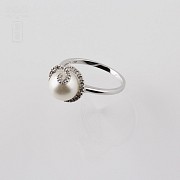 Anillo con perla blanca y diamantes en oro blanco de 18k - 4