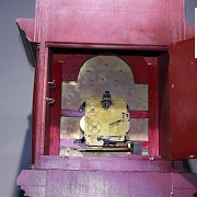 Reloj de caja alta lacado en rojo, med.s.XX
