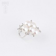 Ring in 18k white gold with pearls and 14 diamonds.