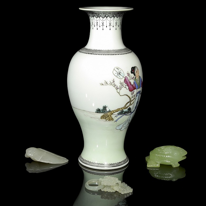 Lote de objetos decorativos de porcelana y jade, S.XX