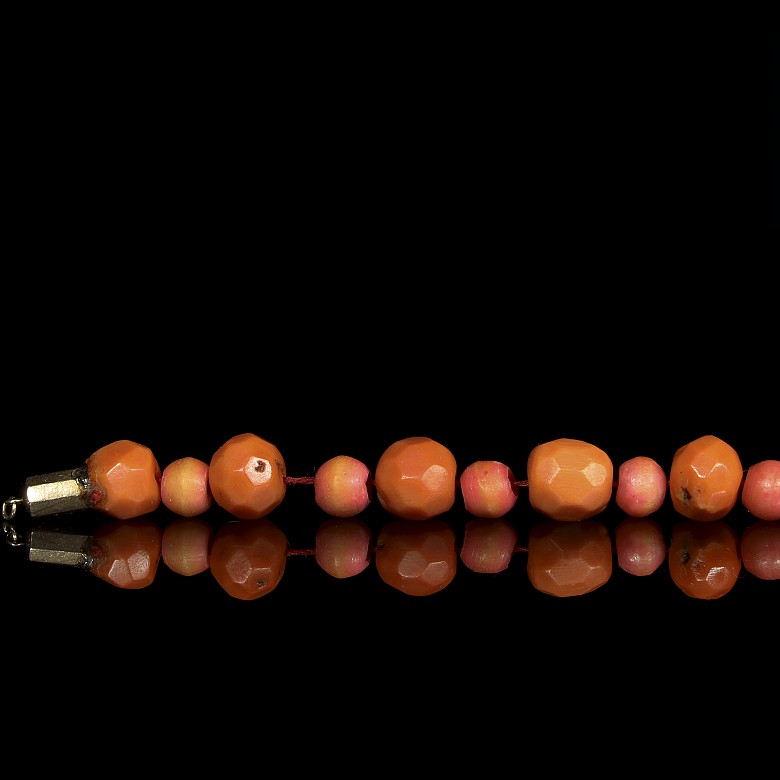 A carved beads necklace.