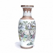 Jarrón de porcelana china, con escenas y cenefas en esmalte, s.XX