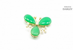 Brooch with three green stones, chrysoprase, and 10 pearls.