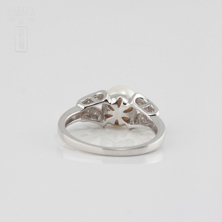 18k white gold ring with pearl and diamonds. - 1