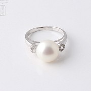 Anillo con perla blanca y diamantes en oro blanco de 18k