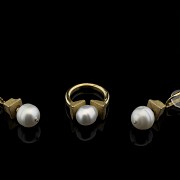 Juego de pendientes y anillo de oro amarillo 18 k y perlas - 1