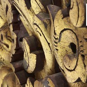 Dintel de madera tallada con roleos de acanto, Indonesia - 1