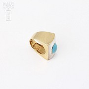 Turquoise and mother of pearl ring in 18k yellow gold.