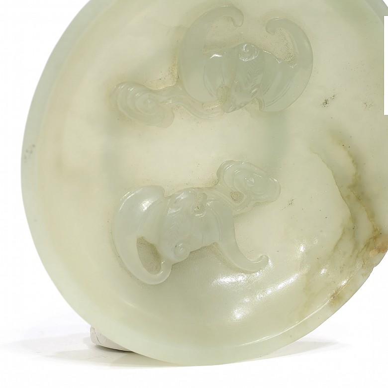 Jade bowl (笔洗) with bats, Qing dynasty.