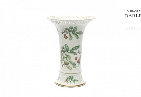 Porcelain vase with an openwork rim, VP Made in Spain, s.XX