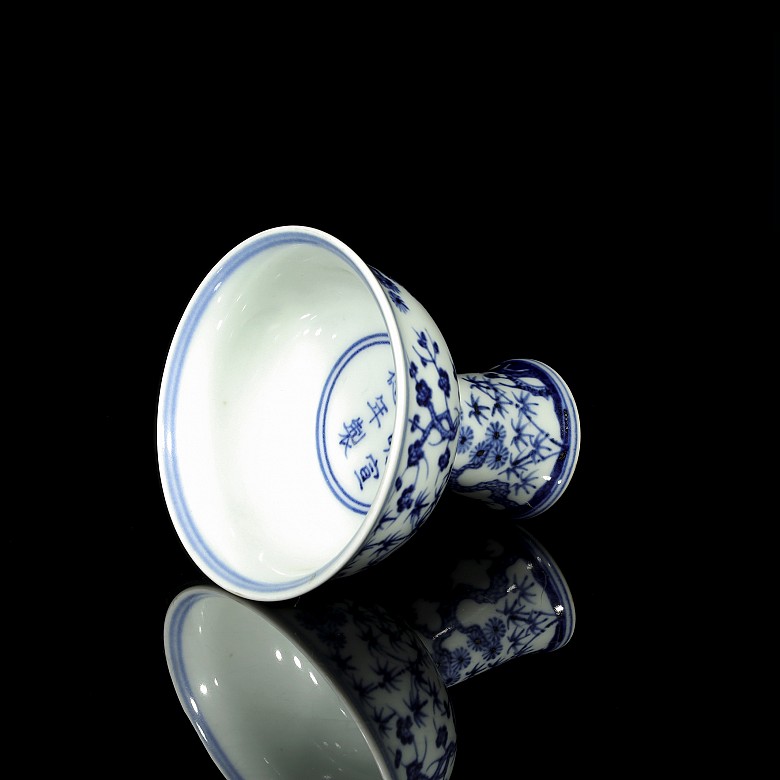 Cuenco con pie en porcelana, dinastía Qing