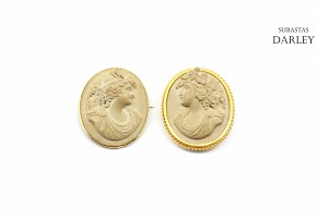 Pair of cameos set in 18k yellow gold.