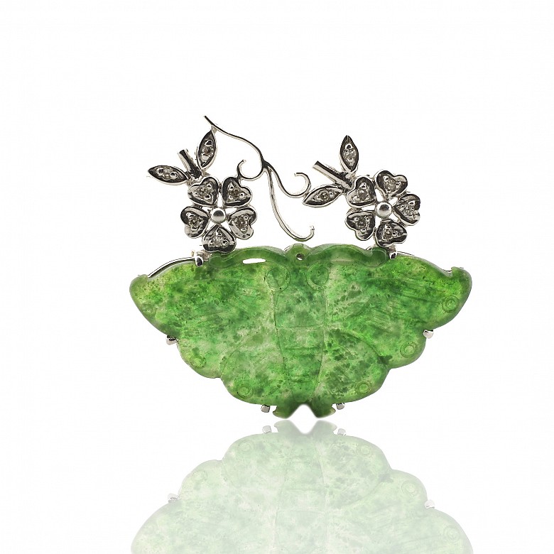 Jade brooch with diamonds, set in 18k white gold