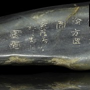 Guijarro de jade gris con una inscripción, dinastía Qing - 6