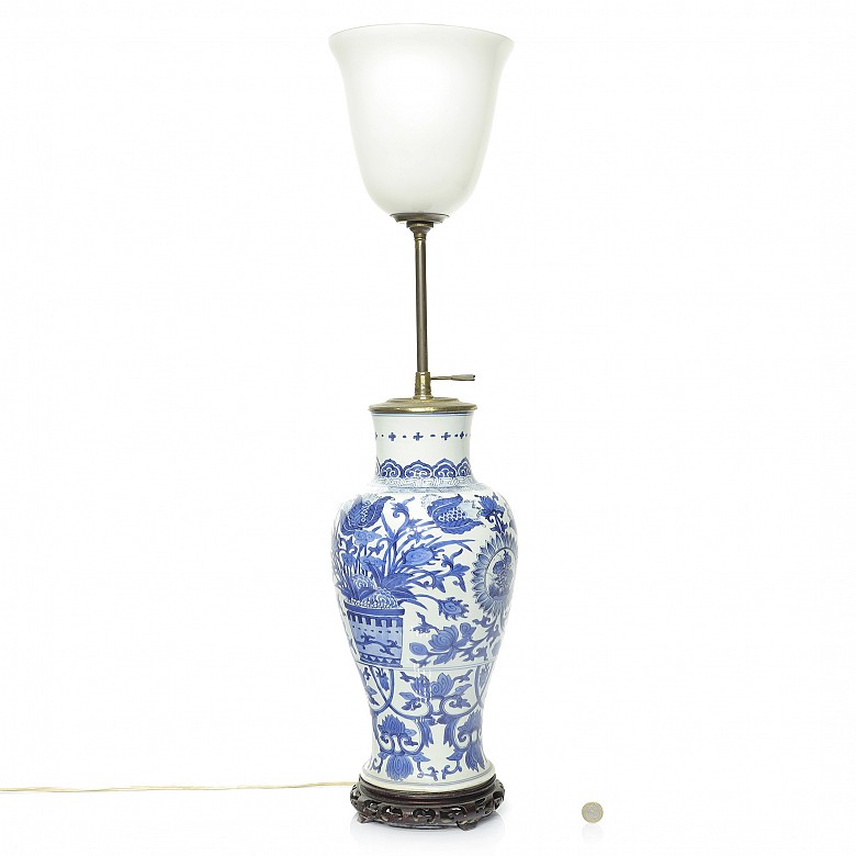 Lámpara con jarrón de porcelana, azul y blanco, S.XX
