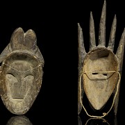 Dos máscaras africanas ceremoniales de madera tallada, s.XX