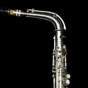 Saxofón alto, marca Conn, ca 1920