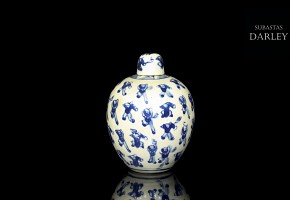 Chinese porcelain lidded vase, Qing dynasty