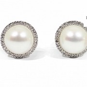 Pendientes en oro blanco de 18k con perlas y diamantes.