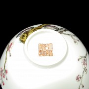 Pequeño cuenco esmaltado con ramas, con marca Qianlong