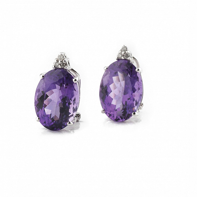 Earrings in 18k white gold with amethysts and diamonds.