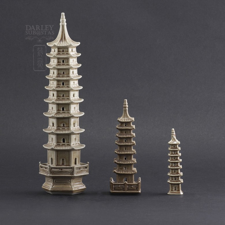 Tres pagodas de cerámica