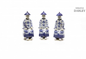 Lot of three chinese porcelain blue and white Mandarin.