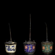 Tres pipas de porcelana esmaltada, S.XIX - XX