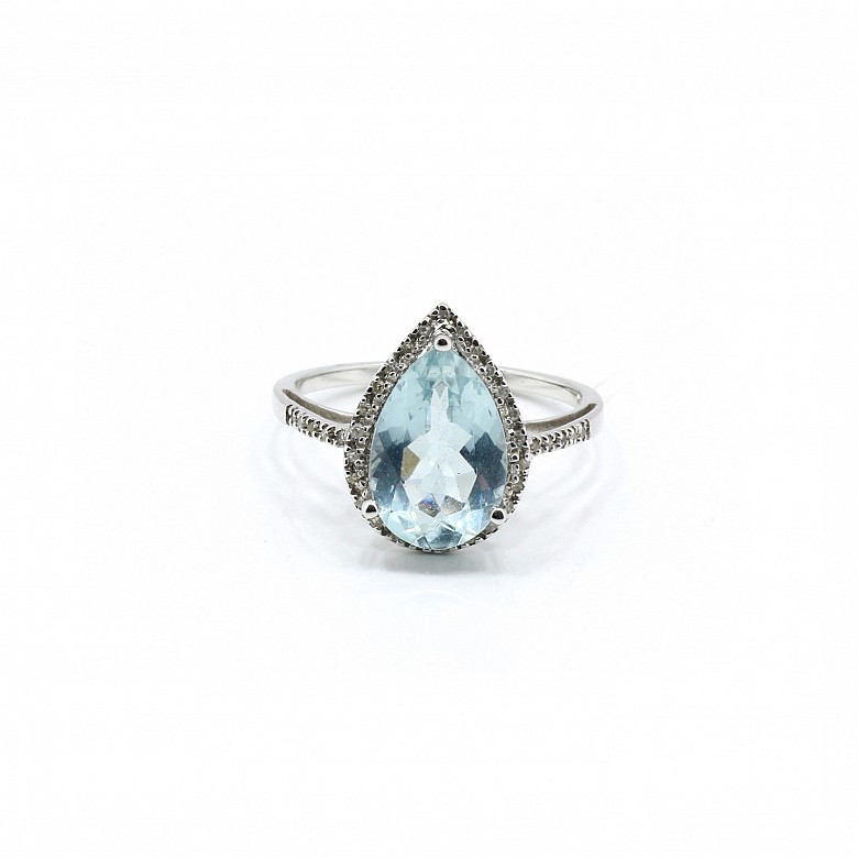 18k white gold ring with aquamarine and diamonds.