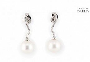 Earrings in 18k white gold and diamonds, with two pearls