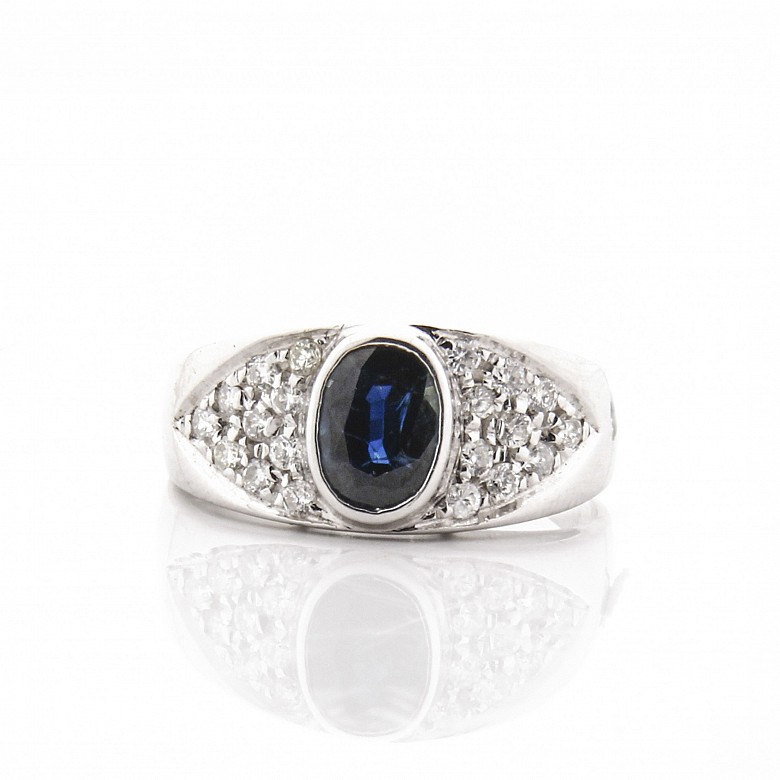18k white gold ring with natural sapphire and diamonds.