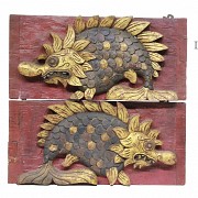 Pareja de placas decorativas representando un pescado, Indonesia, pps.s.XX