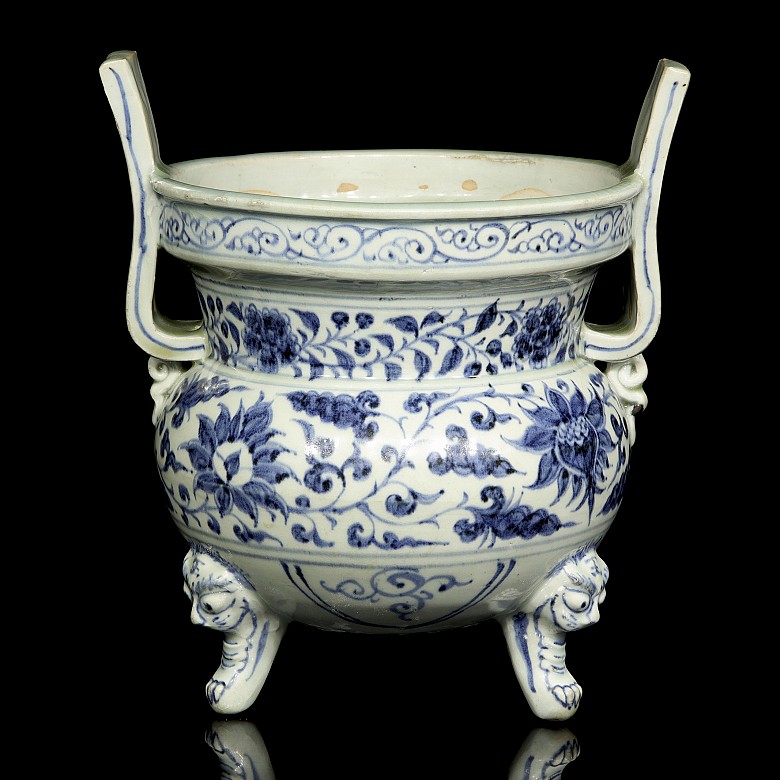 Incensario trípode en azul y blanco con lotos y peonías, Dinastía Yuan (1271-1368)