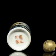 Botella de rapé en porcelana esmaltada, con marca Yongzheng - 6