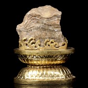 Piedra natura sobre peana de doble loto, con marca Qianlong